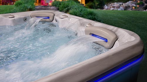 Un couple se détend dans un spa portable installé en extérieur.