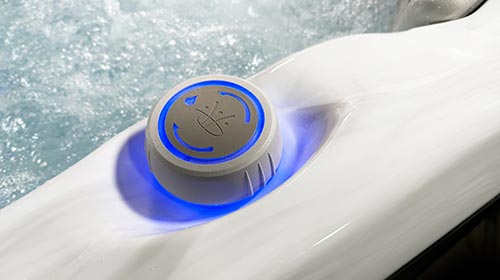 Spa S59 sur une terrasse en bord de mer.